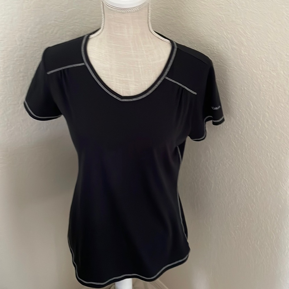Columbia Woman’s V Neck Short Sleeve Tee Size Medium.